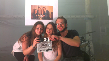 Foto der KÃ¼nstlerin SKANDI mit Produzentin Natascha Nortz und Regisseur RenÃ© DÃ¼nnes.